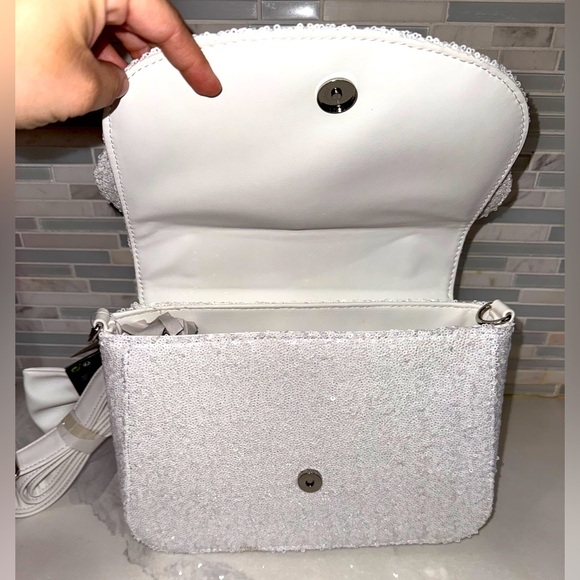 NWT Loungefly sequence white bridal Minnie Mouse crossbody - Picture 3 of 5